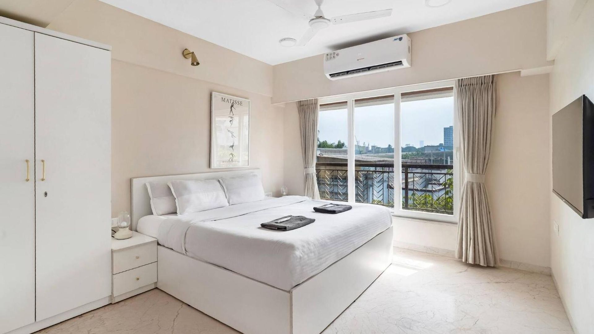 Tao Private 3bhk In Bandra Apartment *