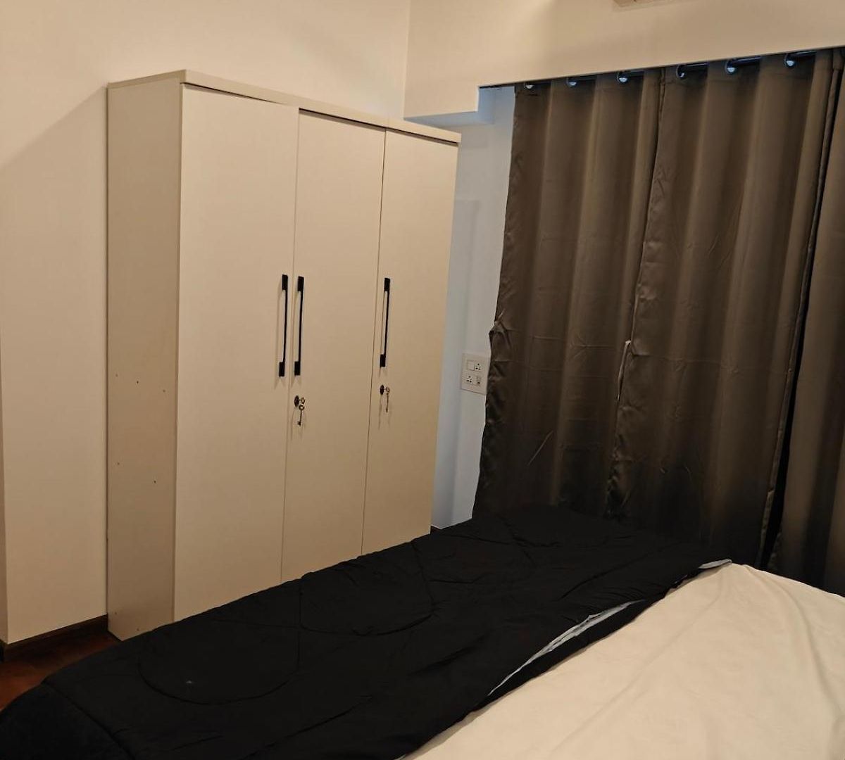 Apartment It's Black & White *