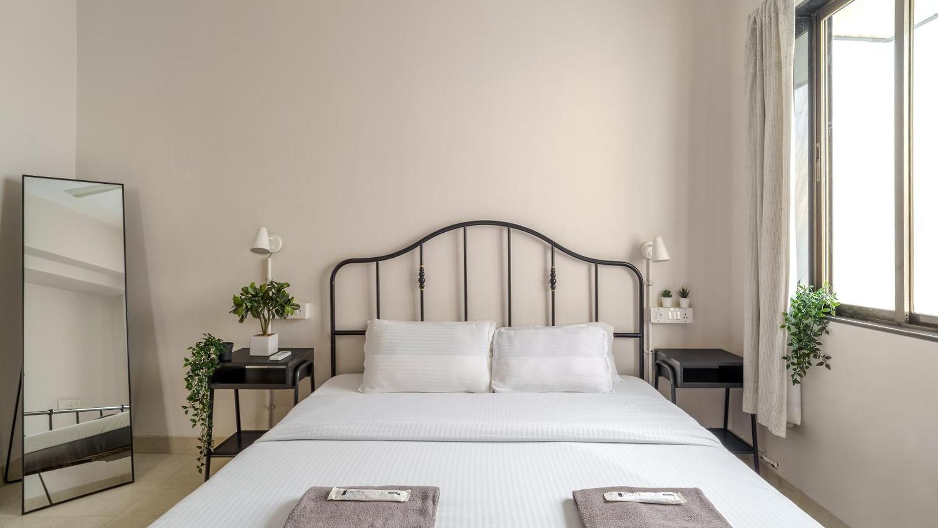 Quirky 1bhk In Bandra W By Square One