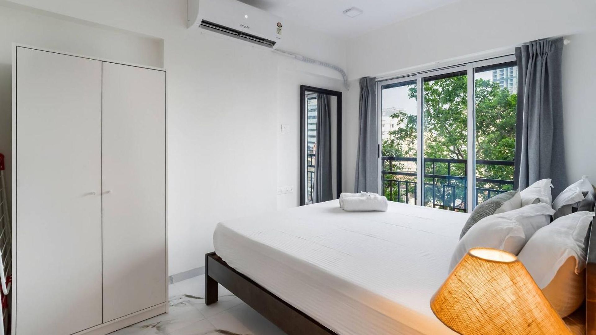 Luna: Chic Secure 1 Bhk In The Heart Of Bandra W * Mumbai