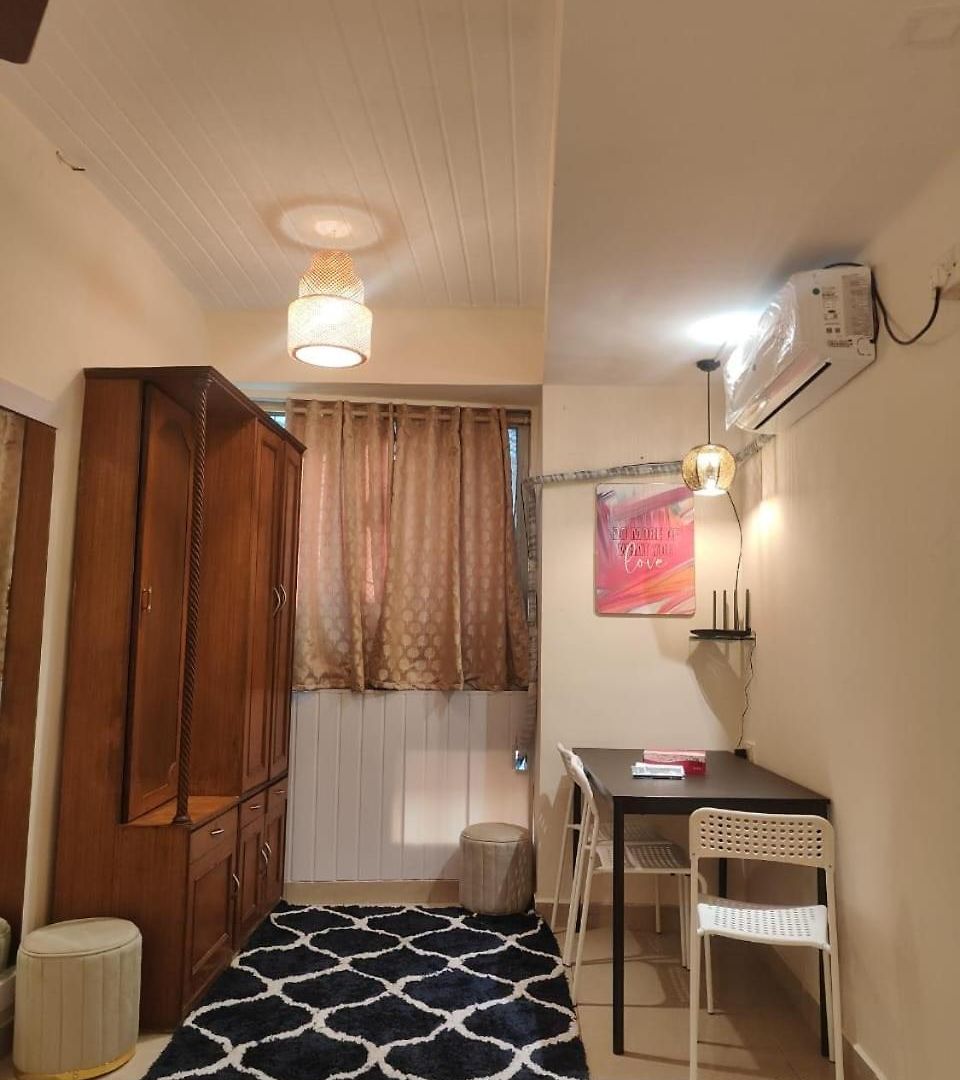Pali Center, Bandra Calm Inside, Outside Apartment *