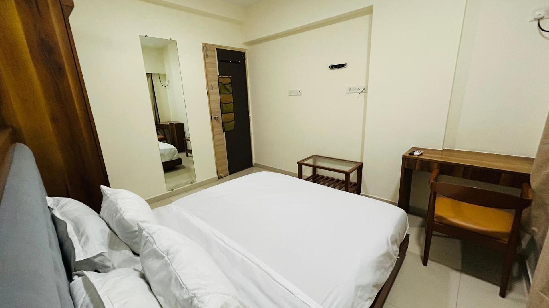 2bhk Beside Hiranandini-star Homes Powai * Mumbai