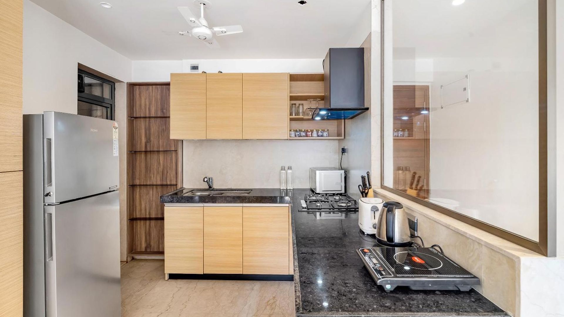 Capri Modern In Secure Bkc Complex W Wi-fi Apartment