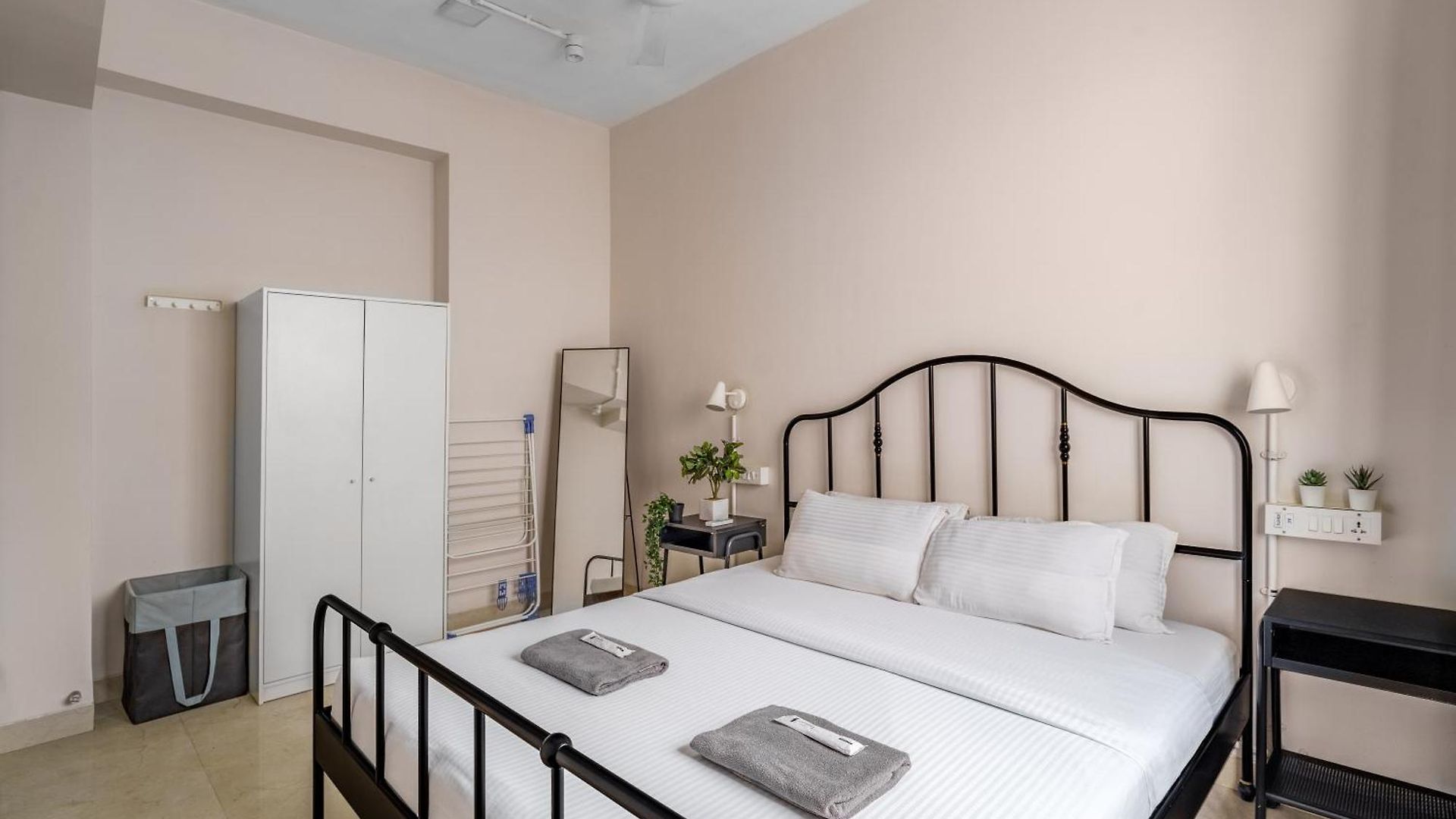 Quirky 1bhk In Bandra W By Square One Apartment