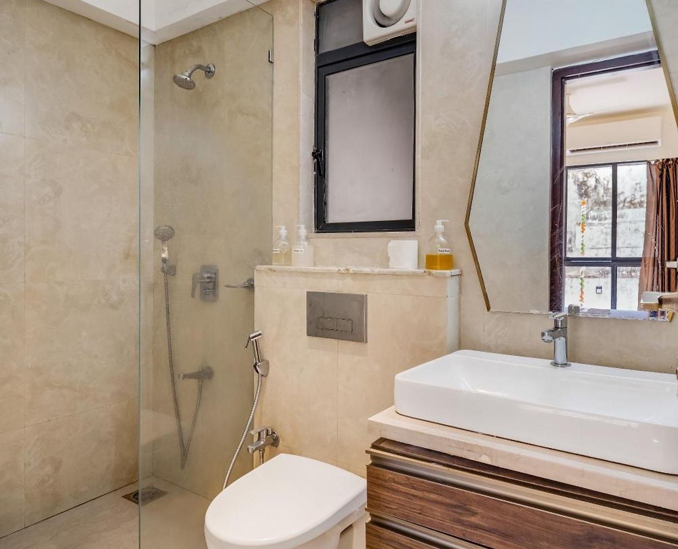 Capri Modern In Secure Bkc Complex W Wi-fi Apartment Mumbai