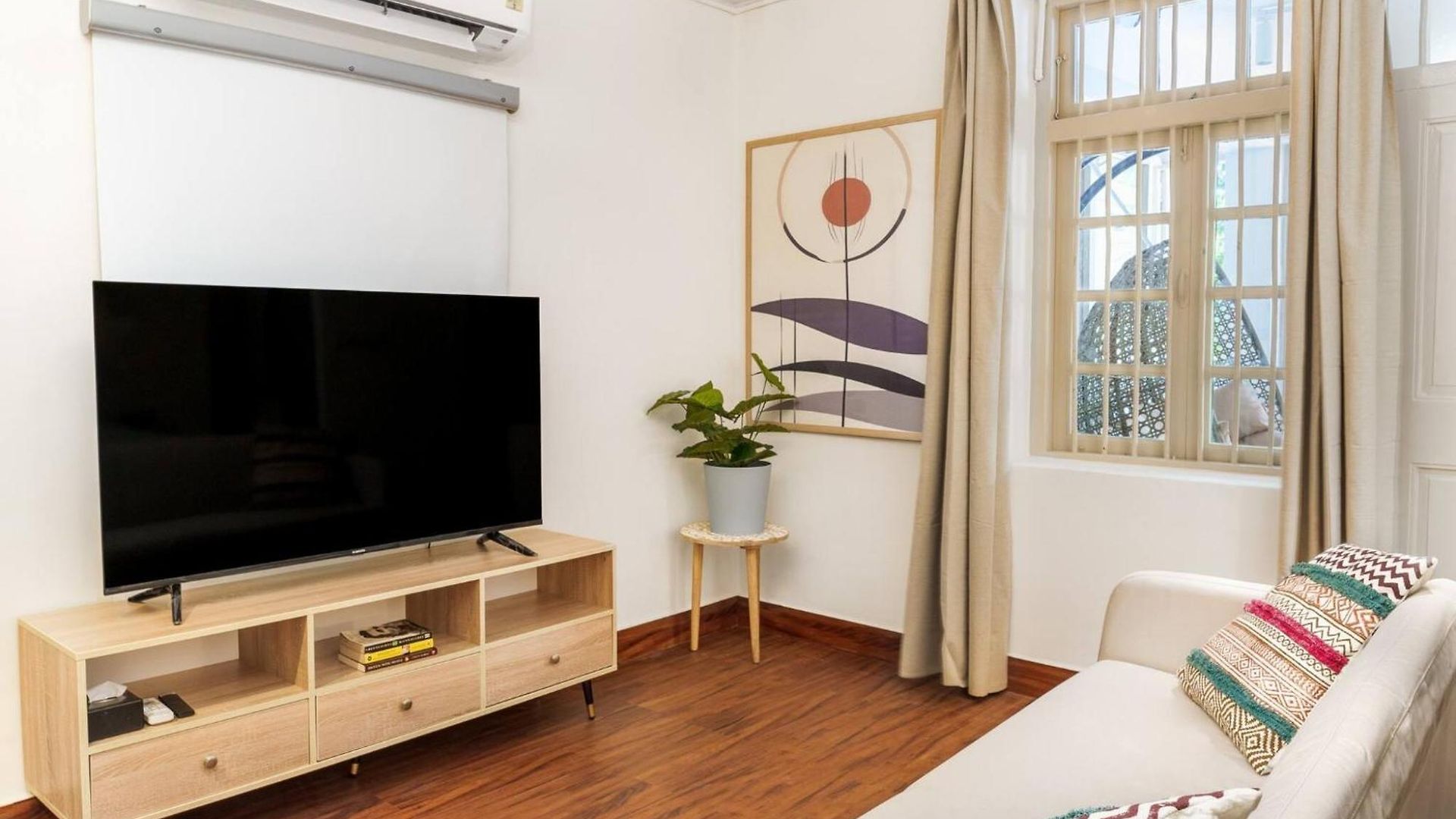 48b Stylish 1bhk Khar With Swing Apartment