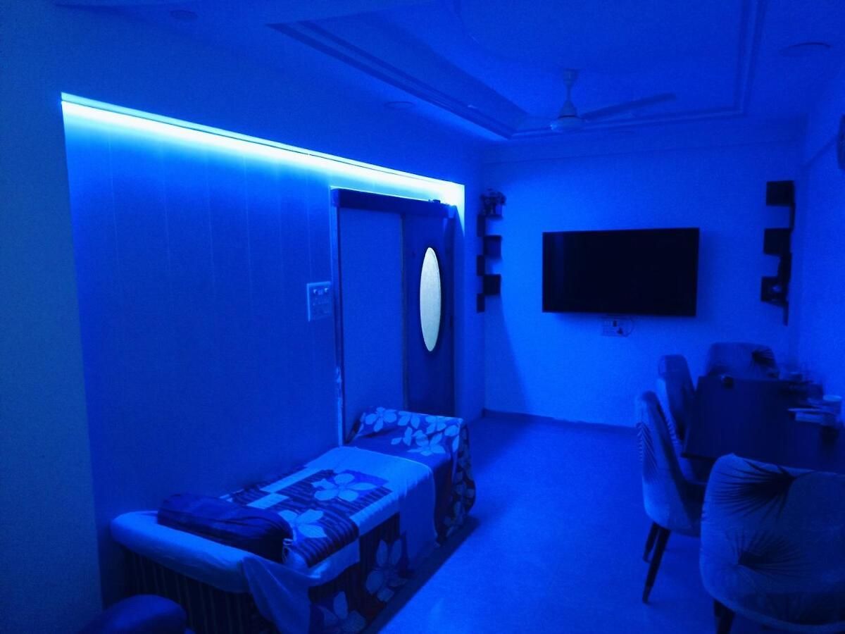 Apartment 1bhk Recliners 55 Inchs Led Netflix Near Juhu Airport Nanavati Parle