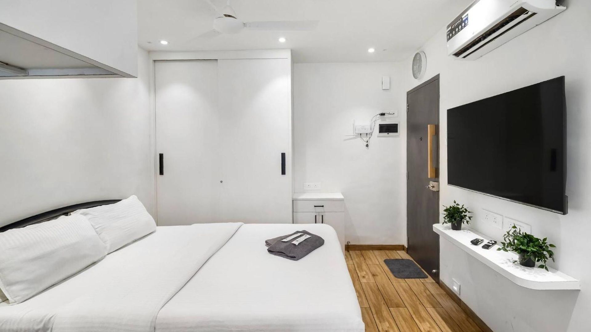 Sage - Cozy Chic Well-equipped In Bandra Apartment