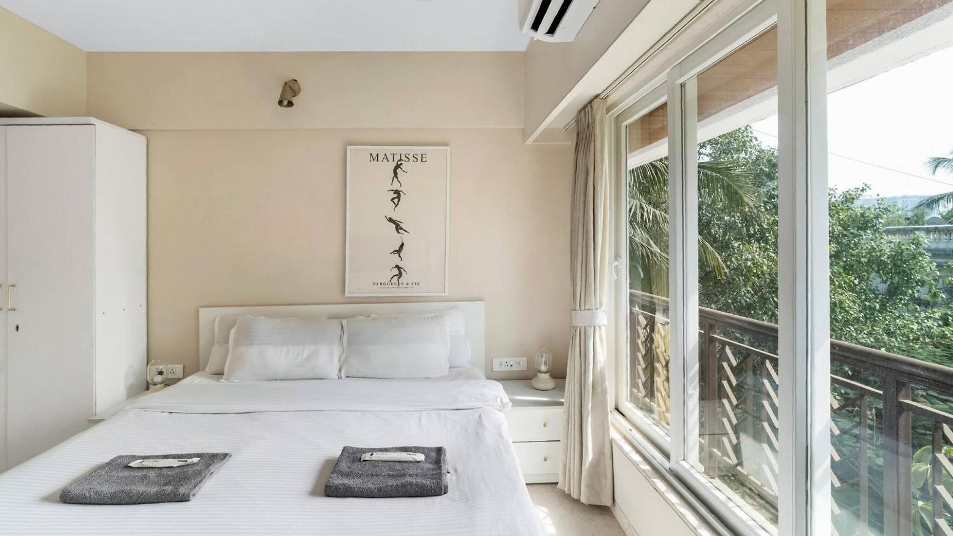 Tao Private 3bhk In Bandra Apartment
