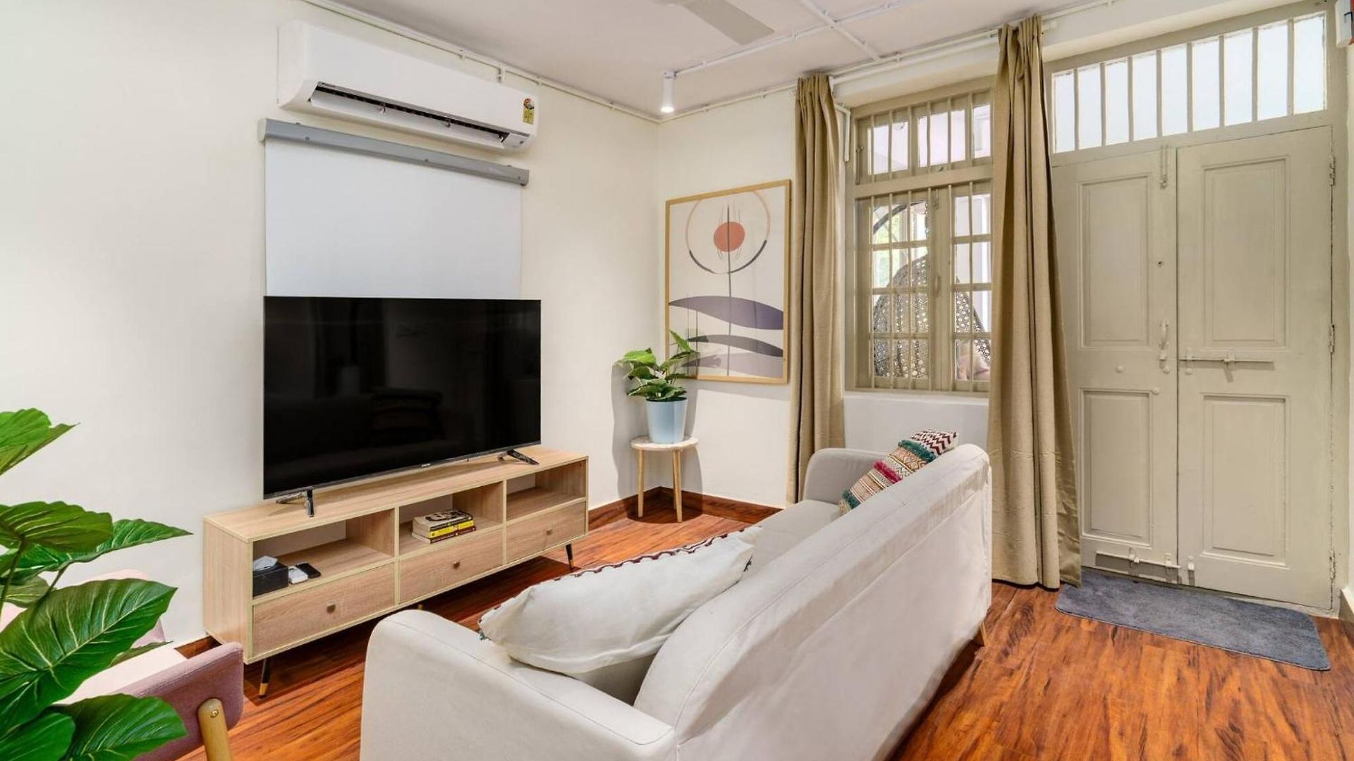 48b Stylish 1bhk Khar With Swing Apartment *