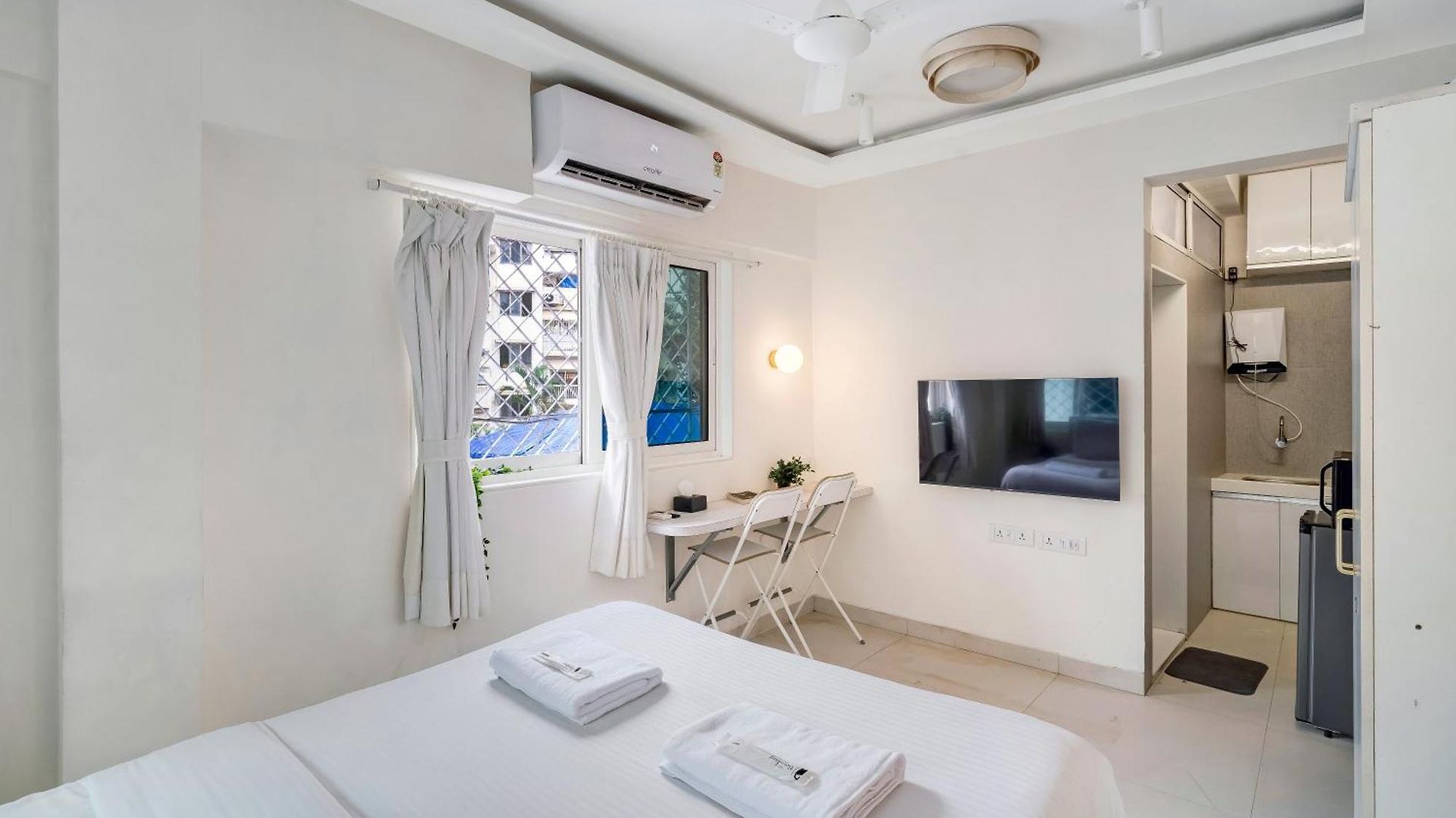 Lyon In Bandra W By Square One Apartment *