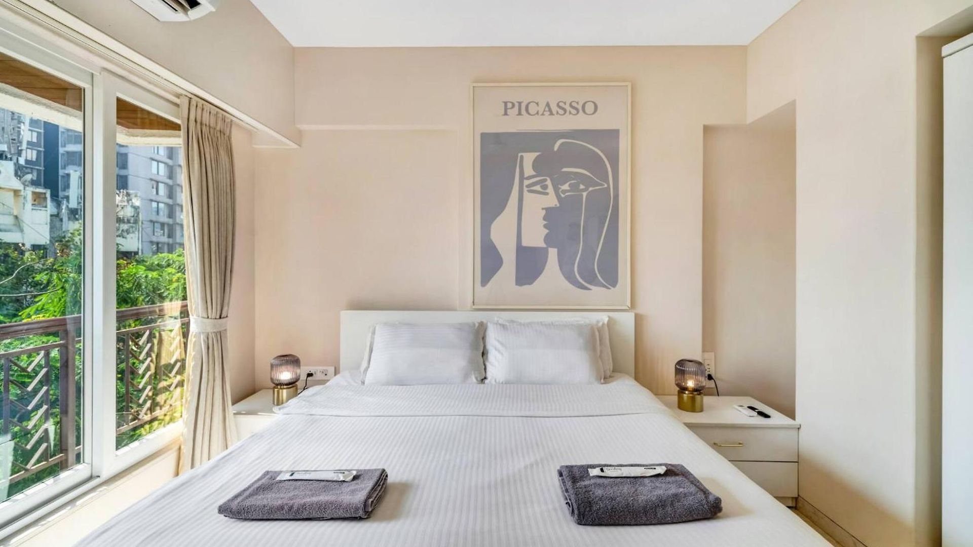 Tao Private 3bhk In Bandra Apartment *