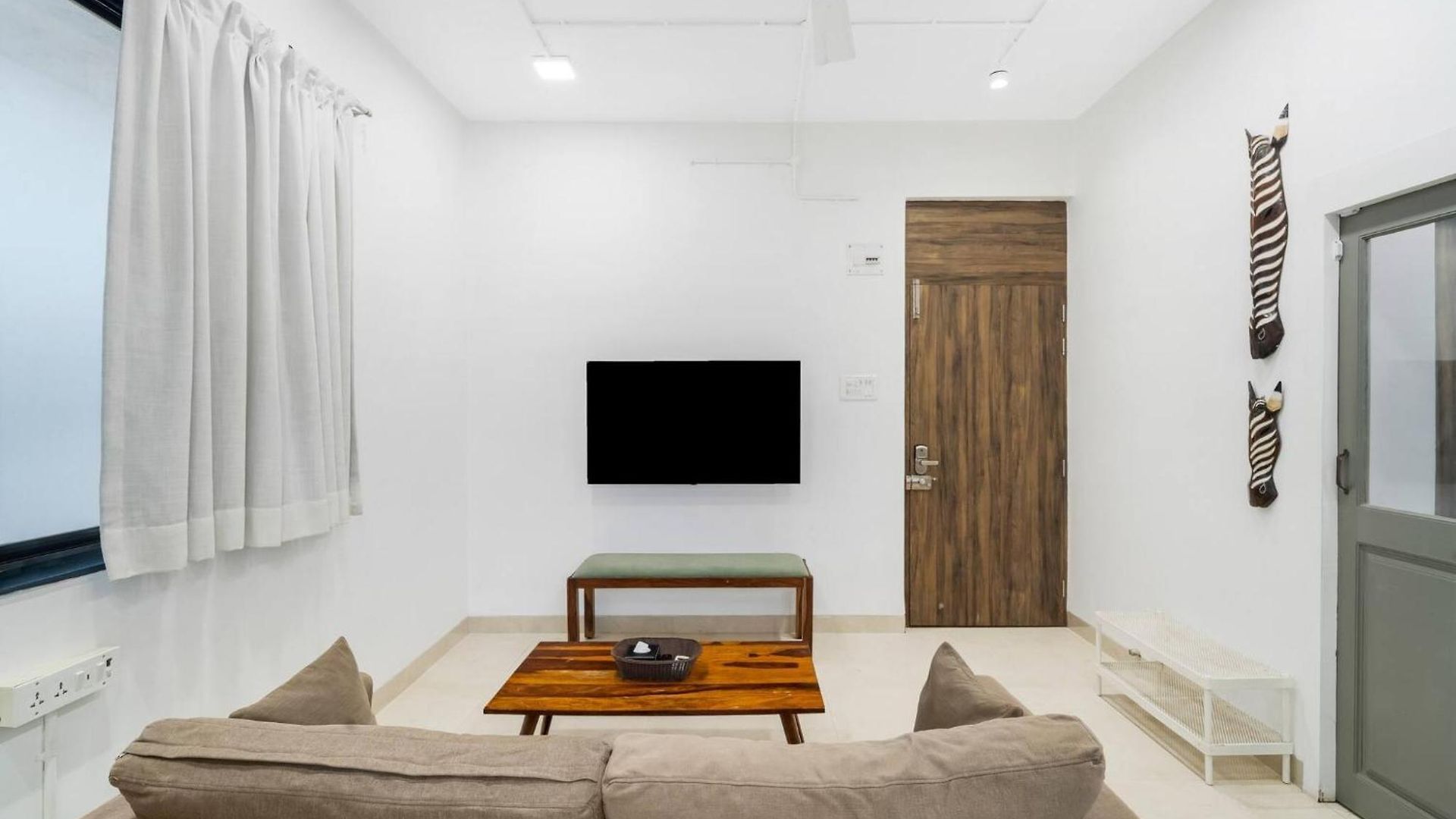 Apartment Earthy: Large 1 Bhk In Gated Society *