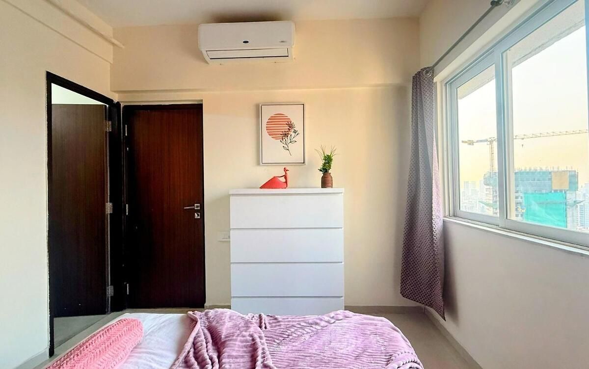 2bhk Near Nesco With Great Views *