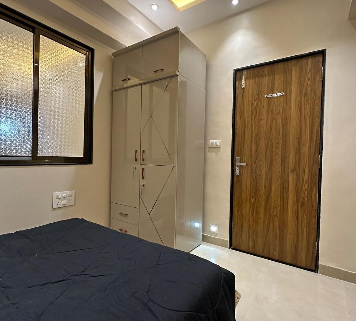 Izaara - 15 Mins From Lilavati & Nanavati Apartment *
