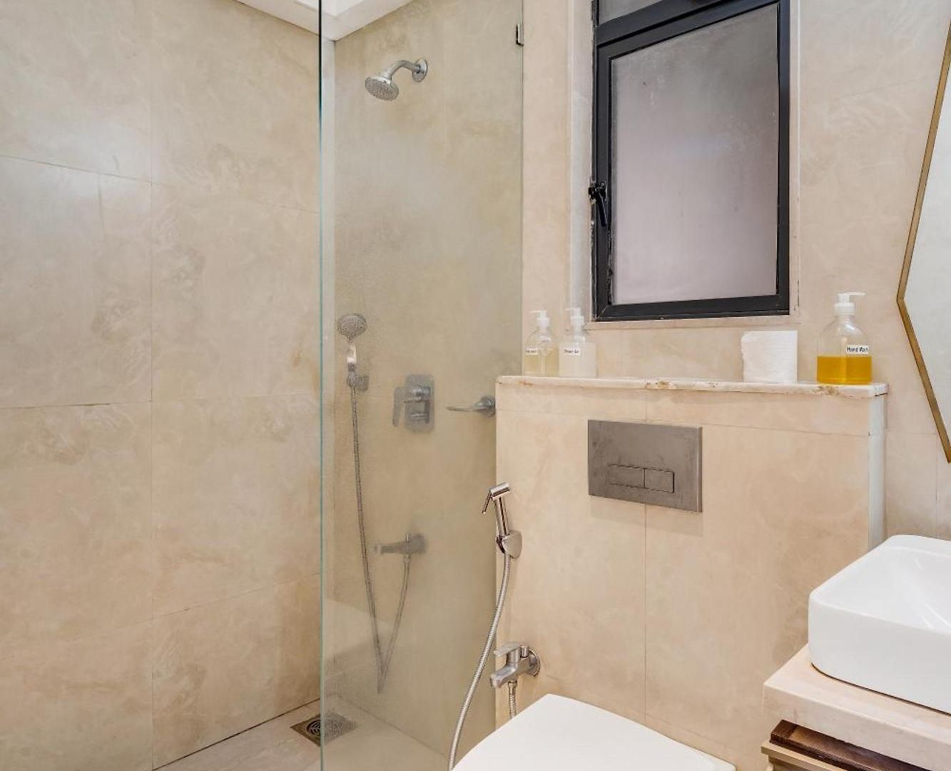 Capri Modern In Secure Bkc Complex W Wi-fi *