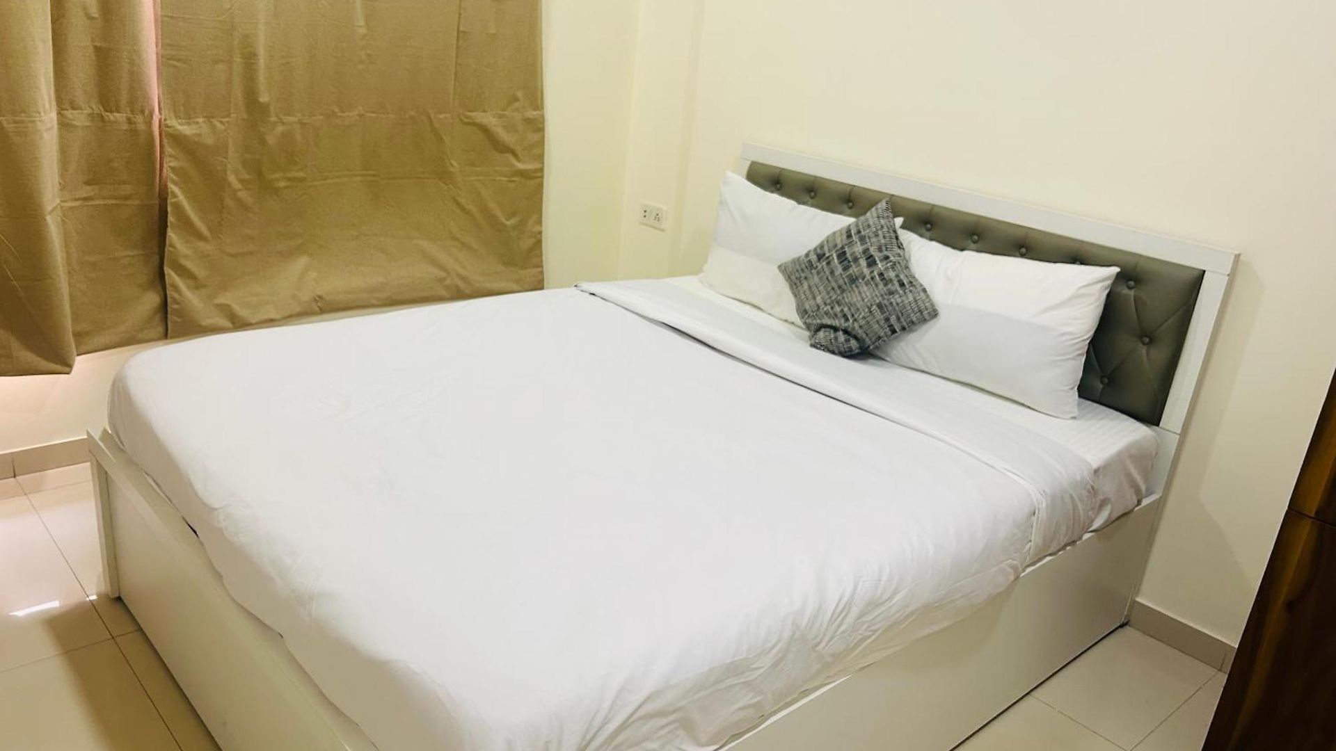 2bhk Beside Hiranandini-star Homes Powai Apartment