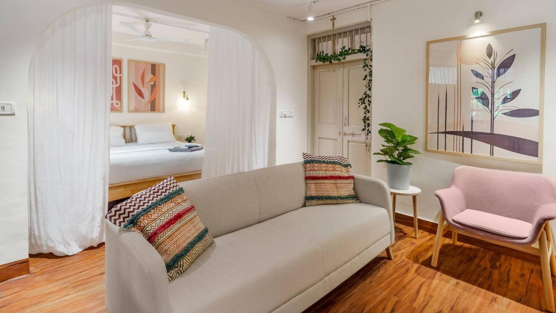 48b Stylish 1bhk Khar With Swing Apartment *