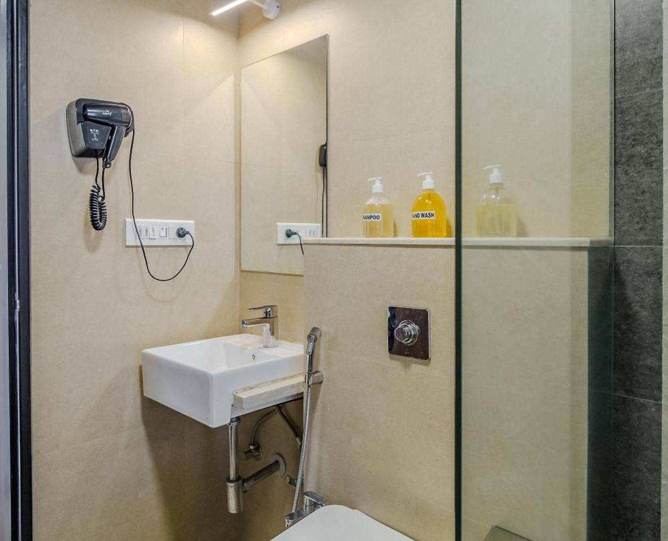 Zen Private 3Bhk In Bandra Apartment