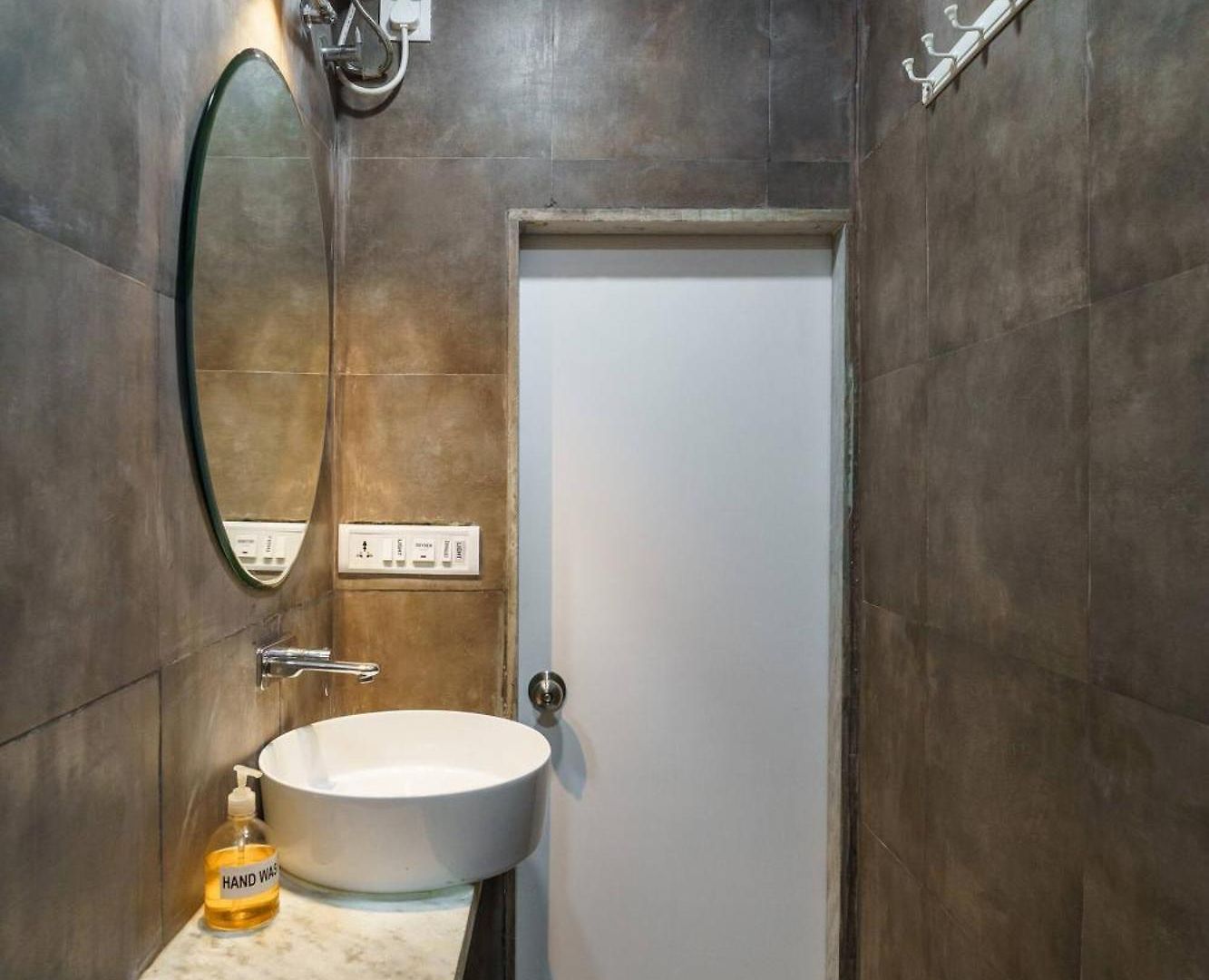 48b Stylish 1bhk Khar With Swing *