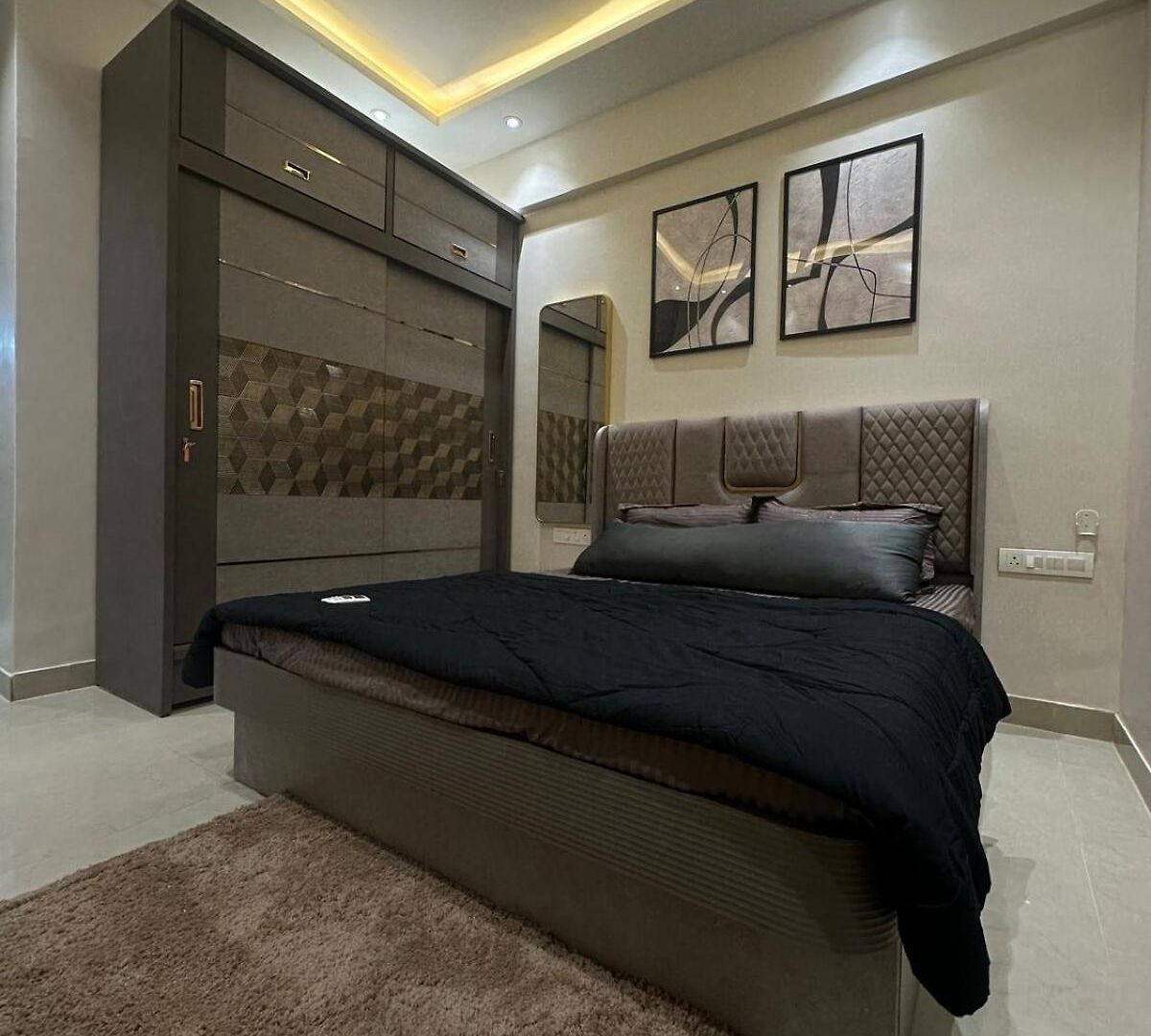 Izaara - 15 Mins From Lilavati & Nanavati Apartment *