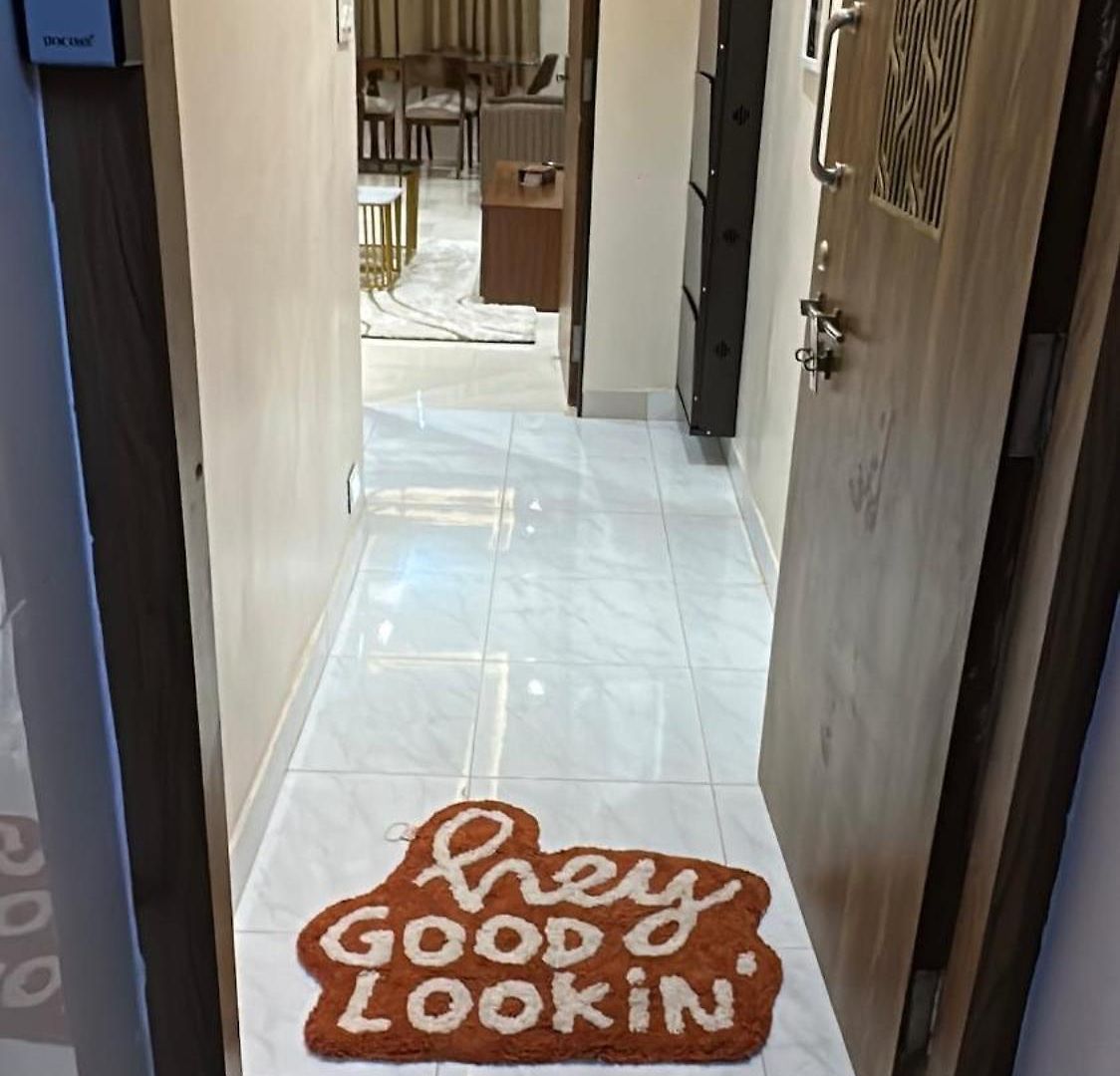 Izaara - 15 Mins From Lilavati & Nanavati Apartment *