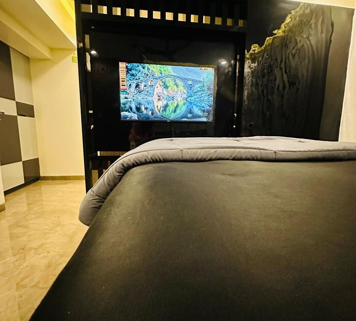 Rahul's Retreat Jacuzzi *