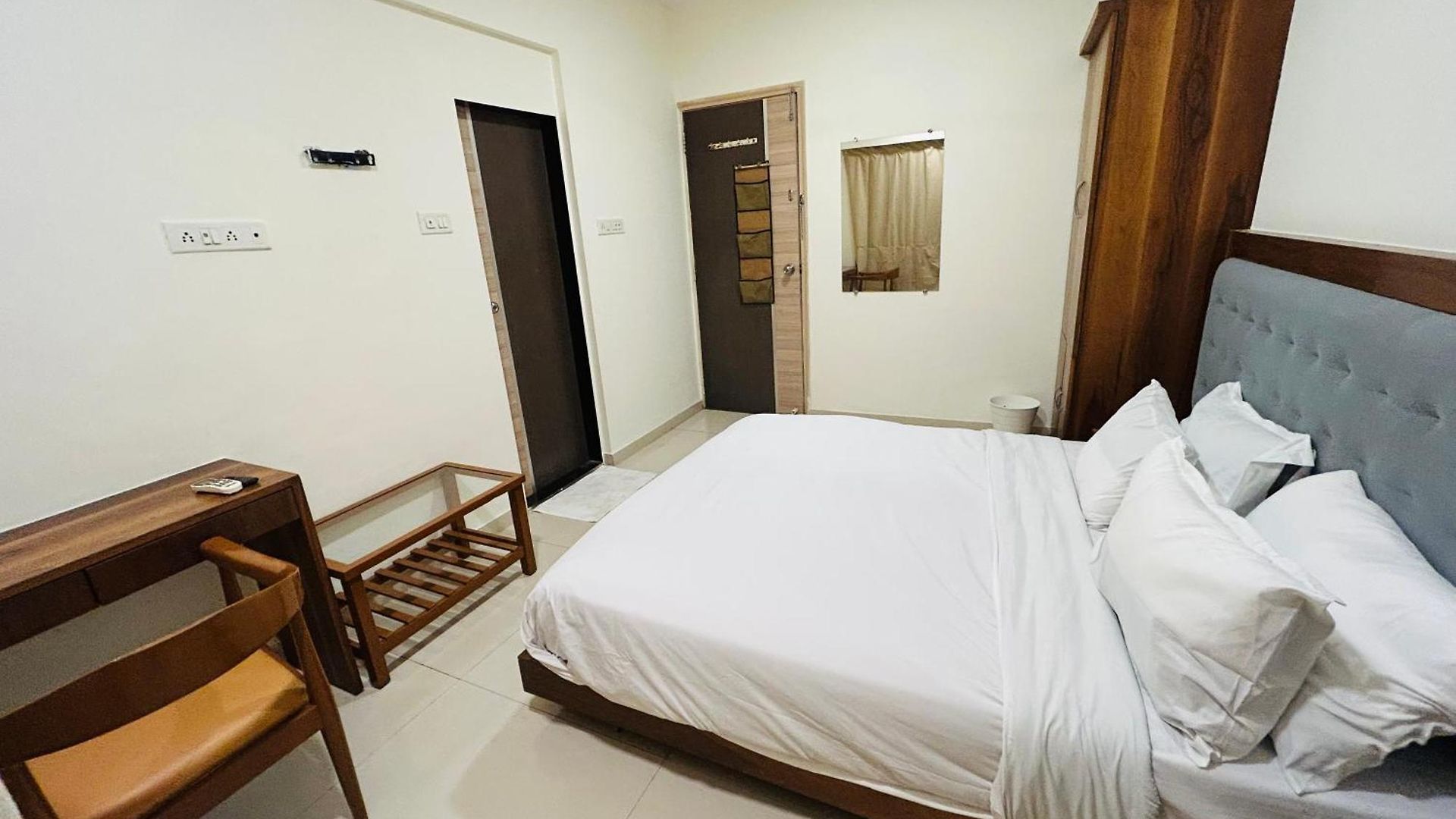 2bhk Beside Hiranandini-star Homes Powai Apartment