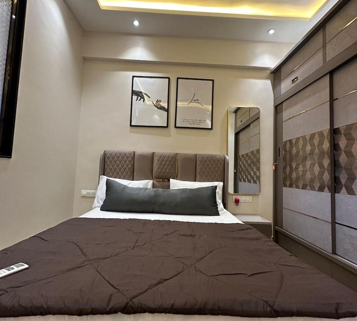 Izaara - 15 Mins From Lilavati & Nanavati Apartment *