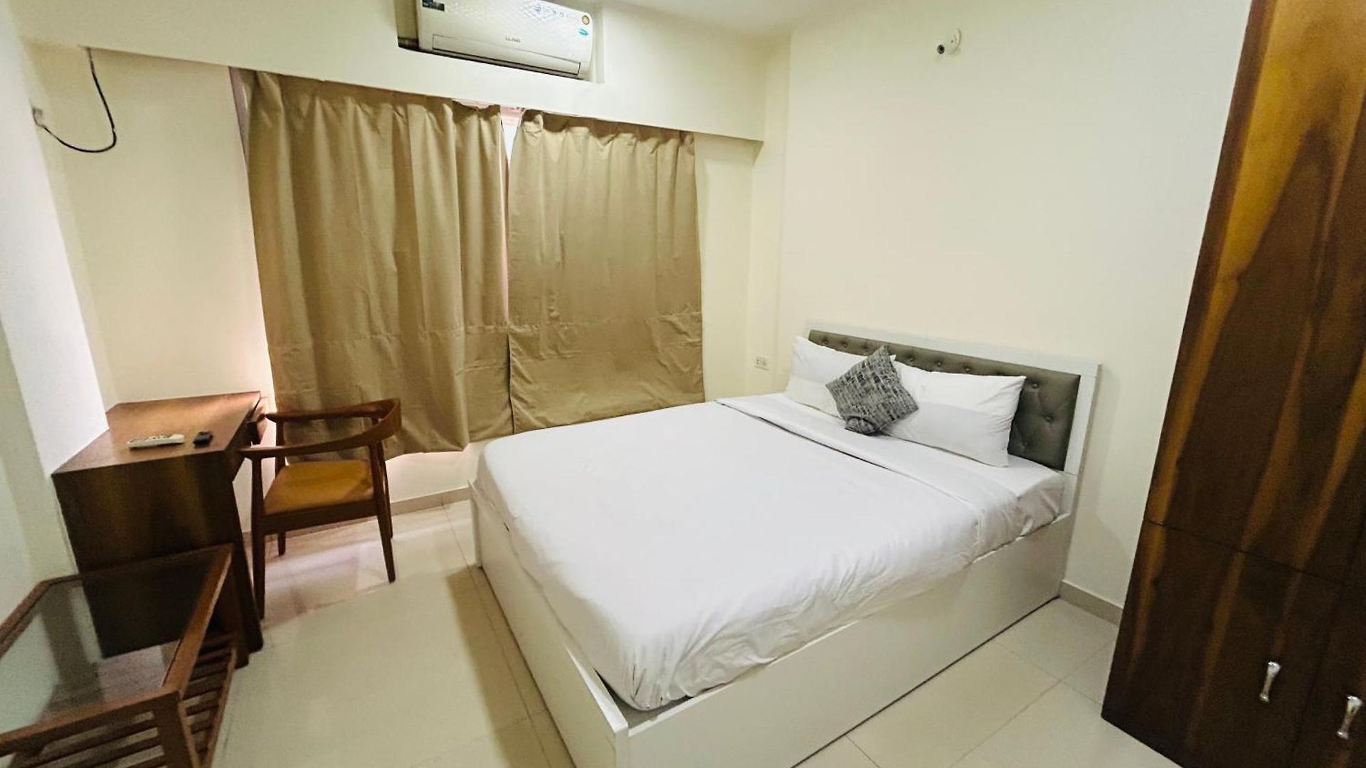 2bhk Beside Hiranandini-star Homes Powai Apartment Mumbai