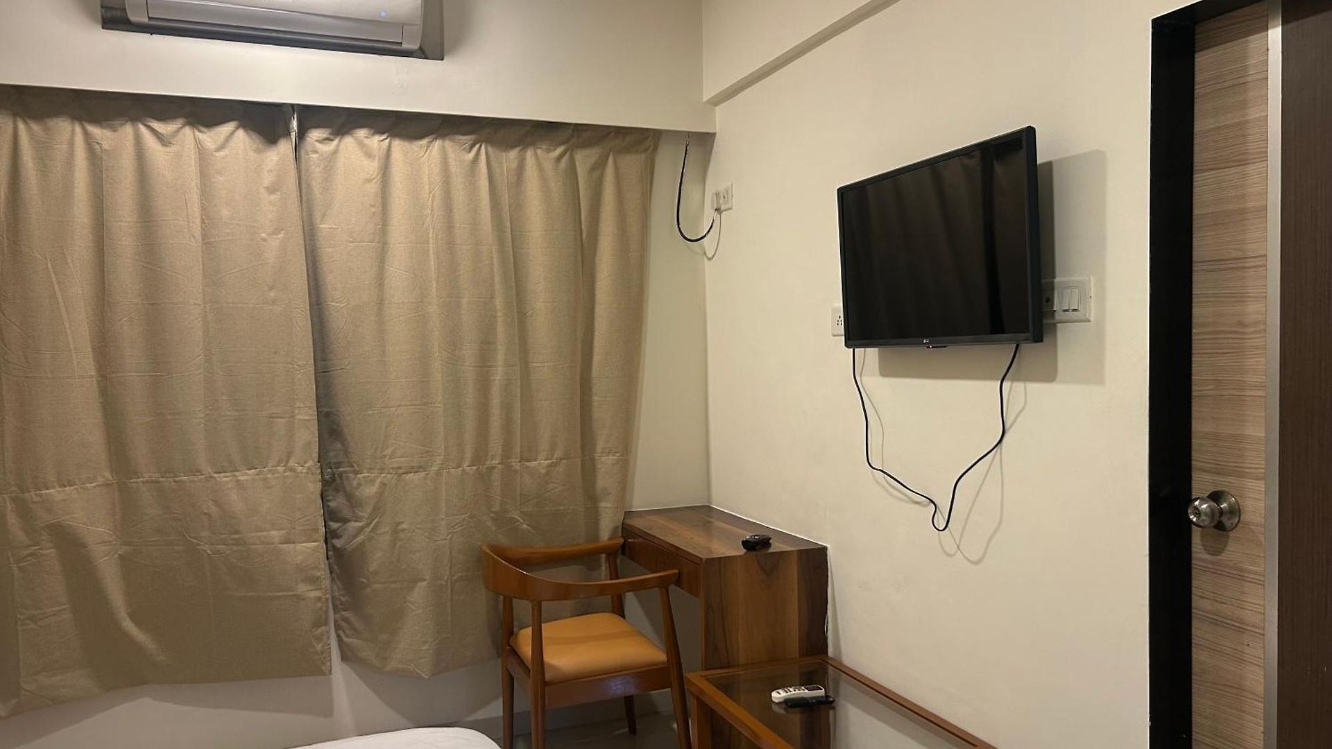 2bhk Beside Hiranandini-star Homes Powai Mumbai