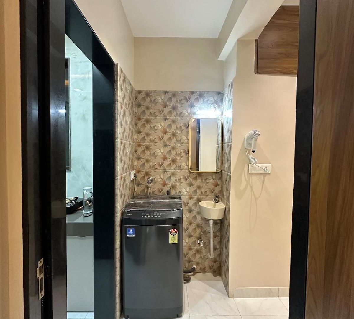 Izaara - 15 Mins From Lilavati & Nanavati Apartment *