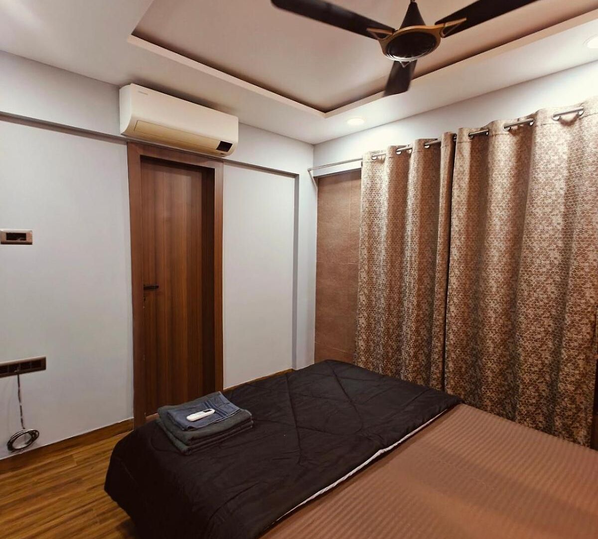 Ocean Whisper - 2 Mins From Kokilaben Hospital Apartment *