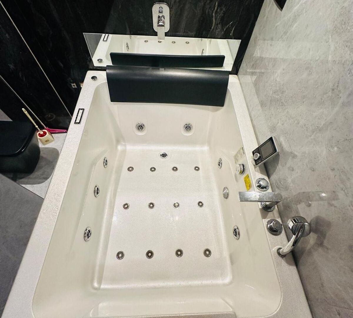 Rahul's Retreat Jacuzzi * Mumbai
