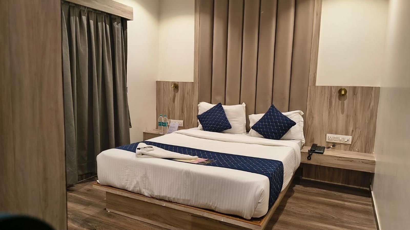 Hotel Amar Residency Near Kokilaben Hospital Mumbai
