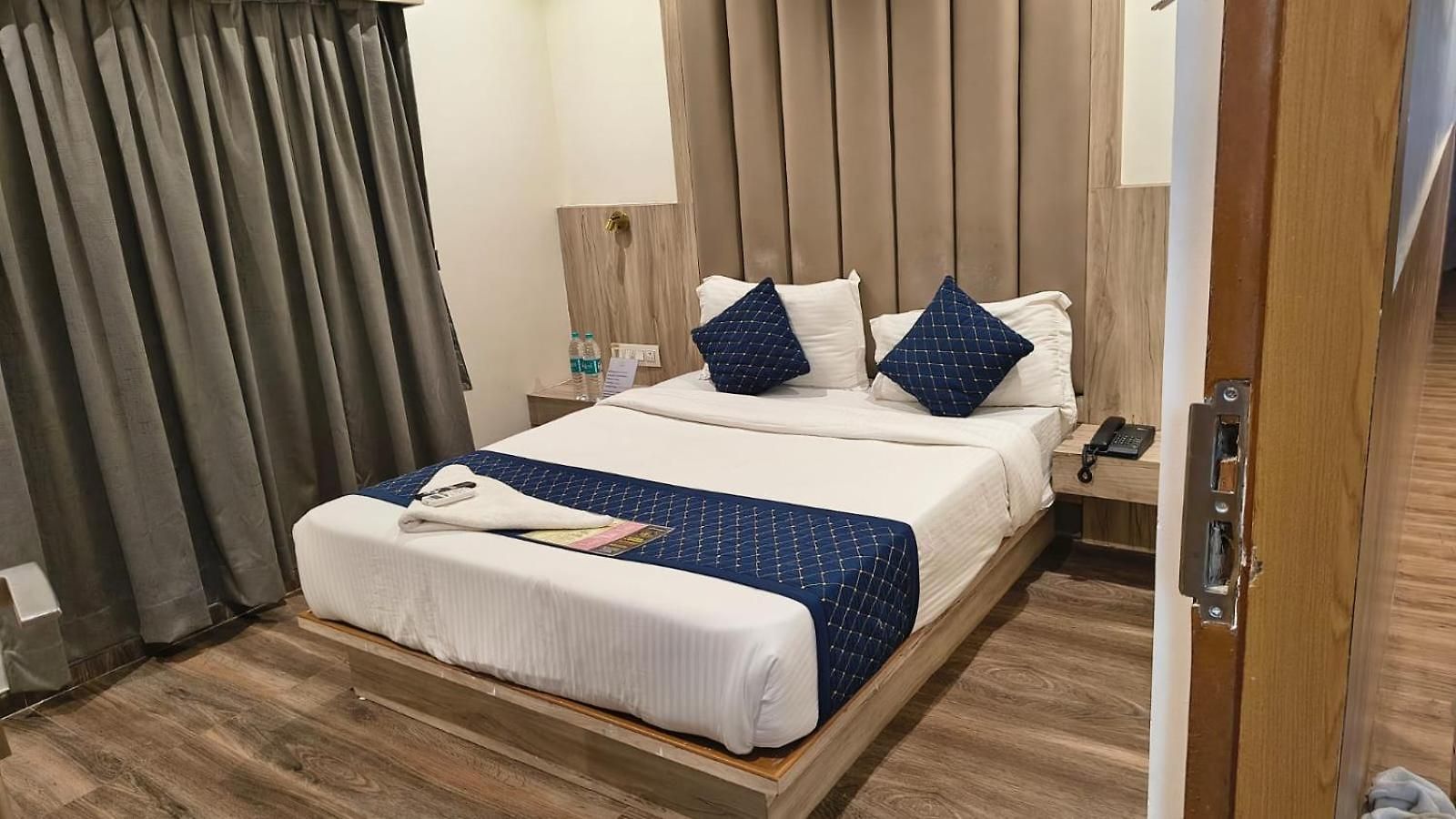 Amar Residency Near Kokilaben Hospital Mumbai