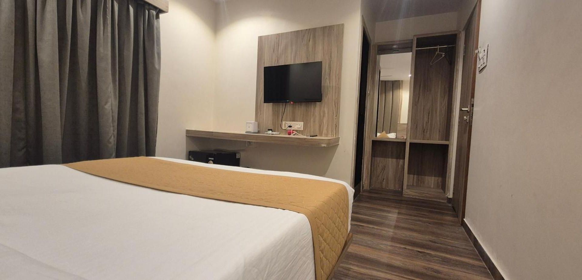 Amar Residency Near Kokilaben Hospital 3*
