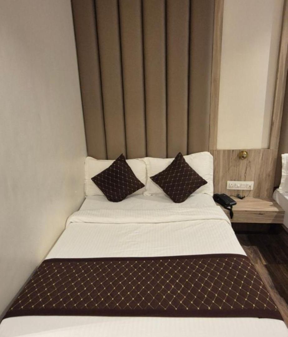 Hotel Amar Residency Near Kokilaben Hospital Mumbai