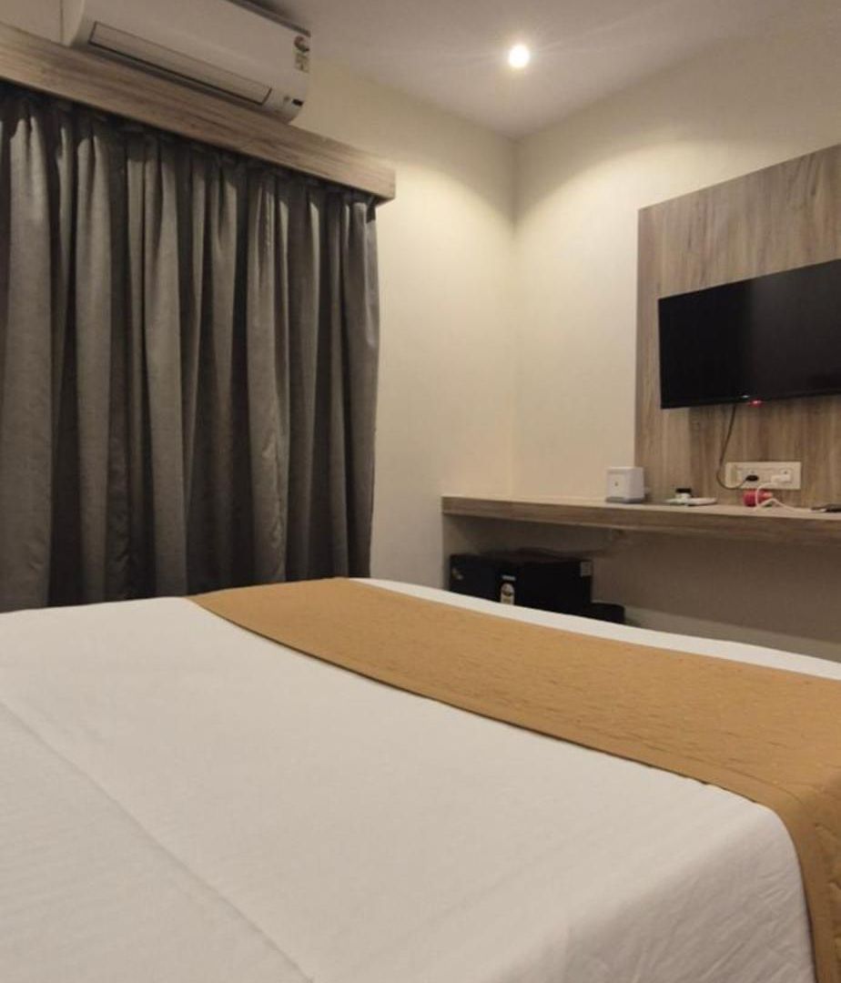Hotel Amar Residency Near Kokilaben Hospital Mumbai