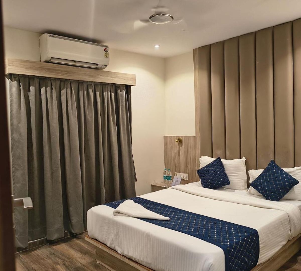 Amar Residency Near Kokilaben Hospital Hotel