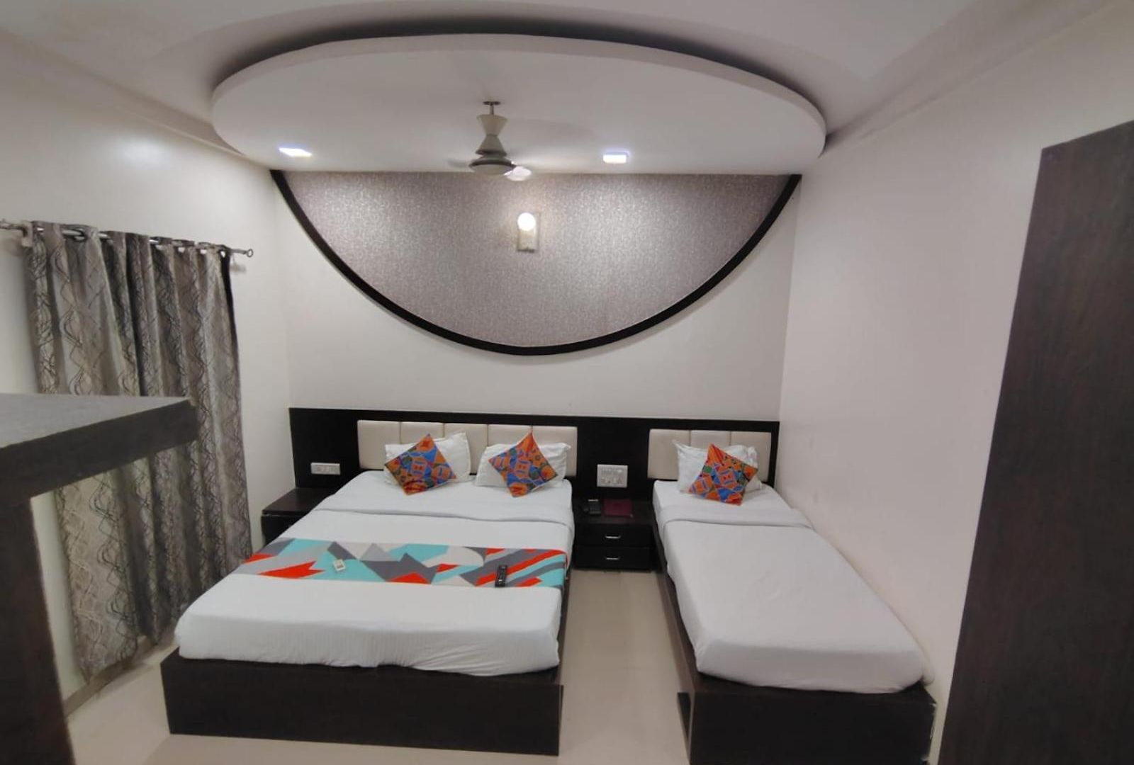 Hotel Crown Aadoree - Near Airport, Bkc Visa Consultant , Jio Convention Centre