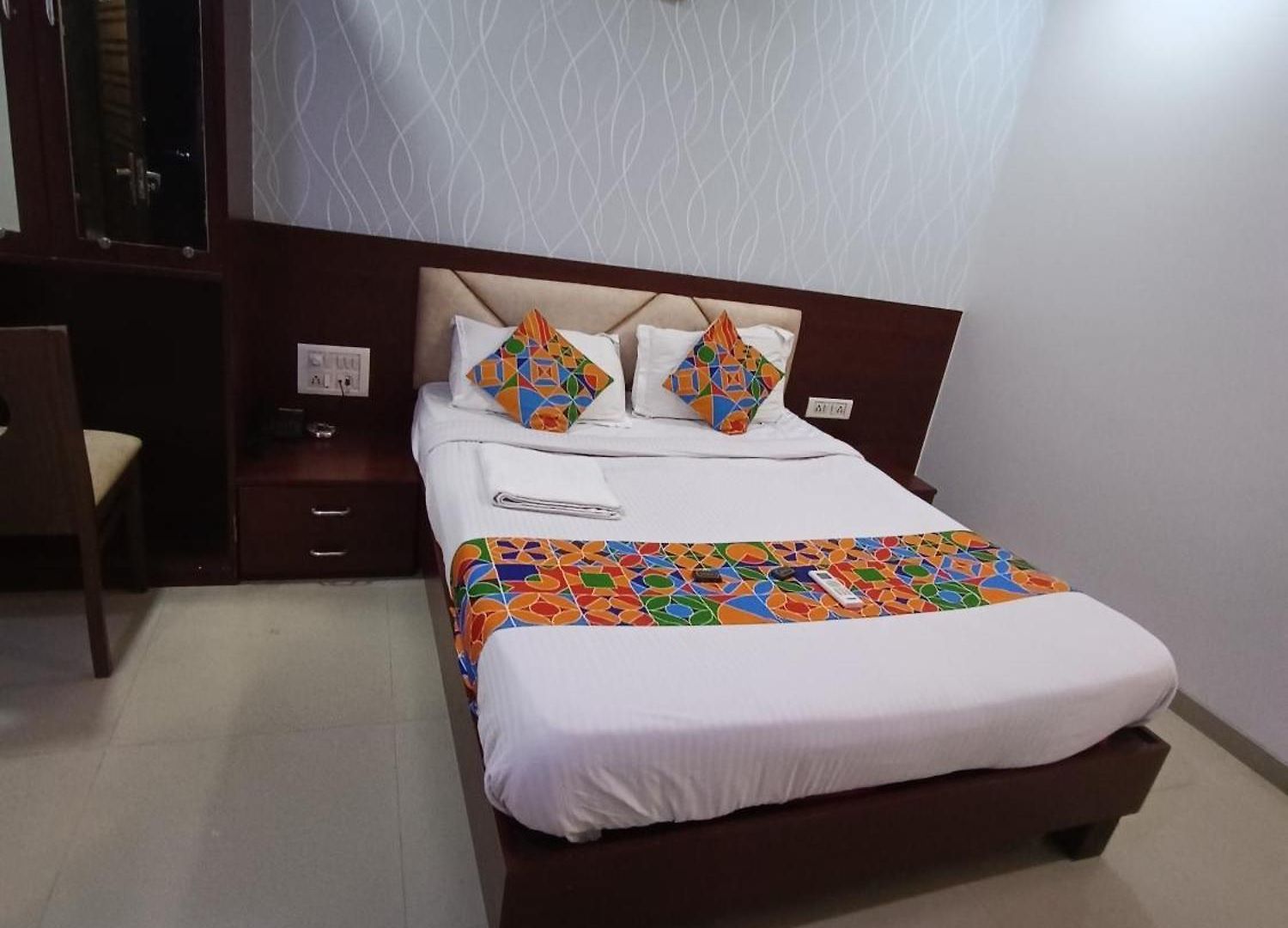 Crown Aadoree - Near Airport, Bkc Visa Consultant , Jio Convention Centre Hotel