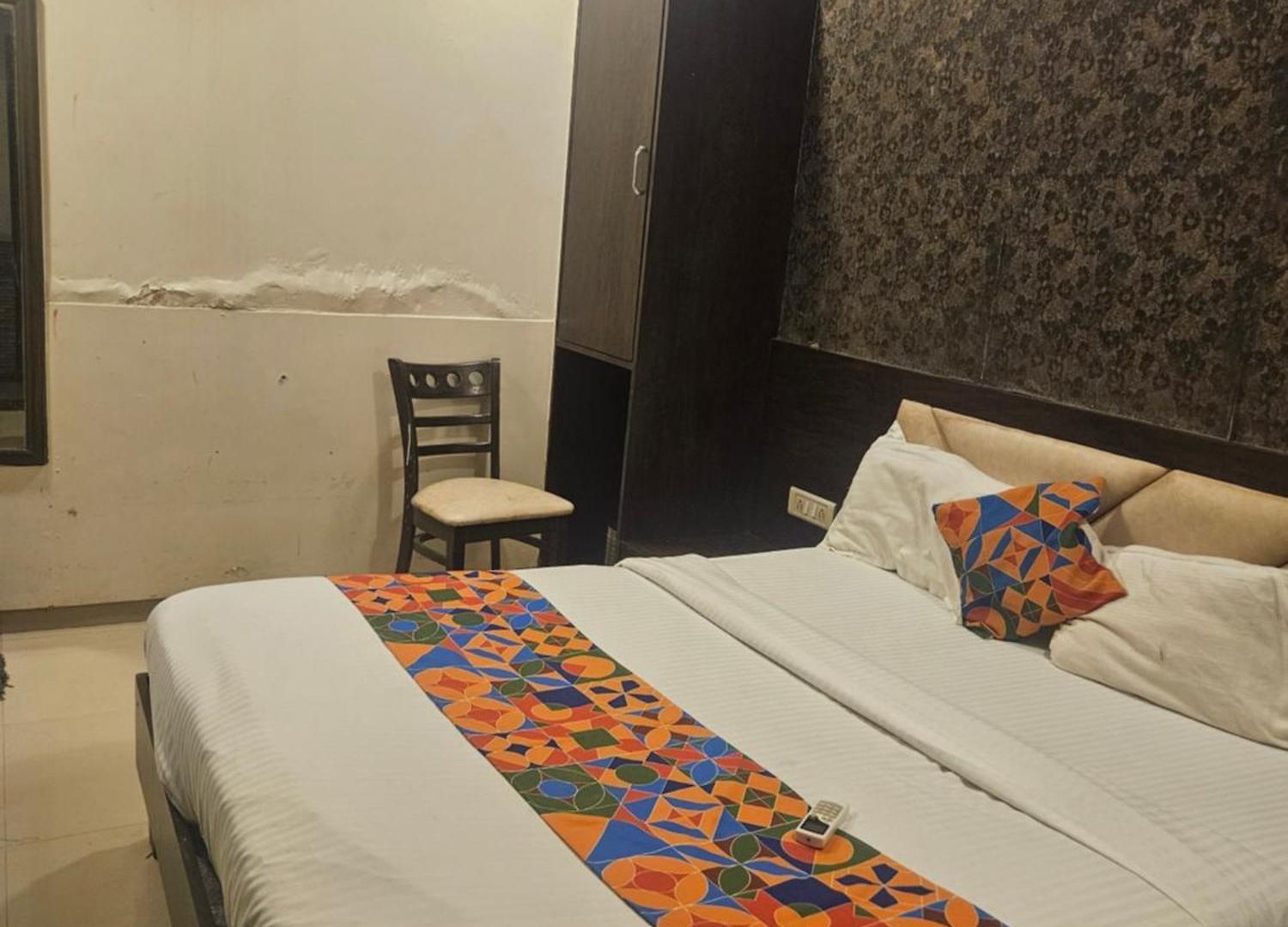 Crown Aadoree - Near Airport, Bkc Visa Consultant , Jio Convention Centre