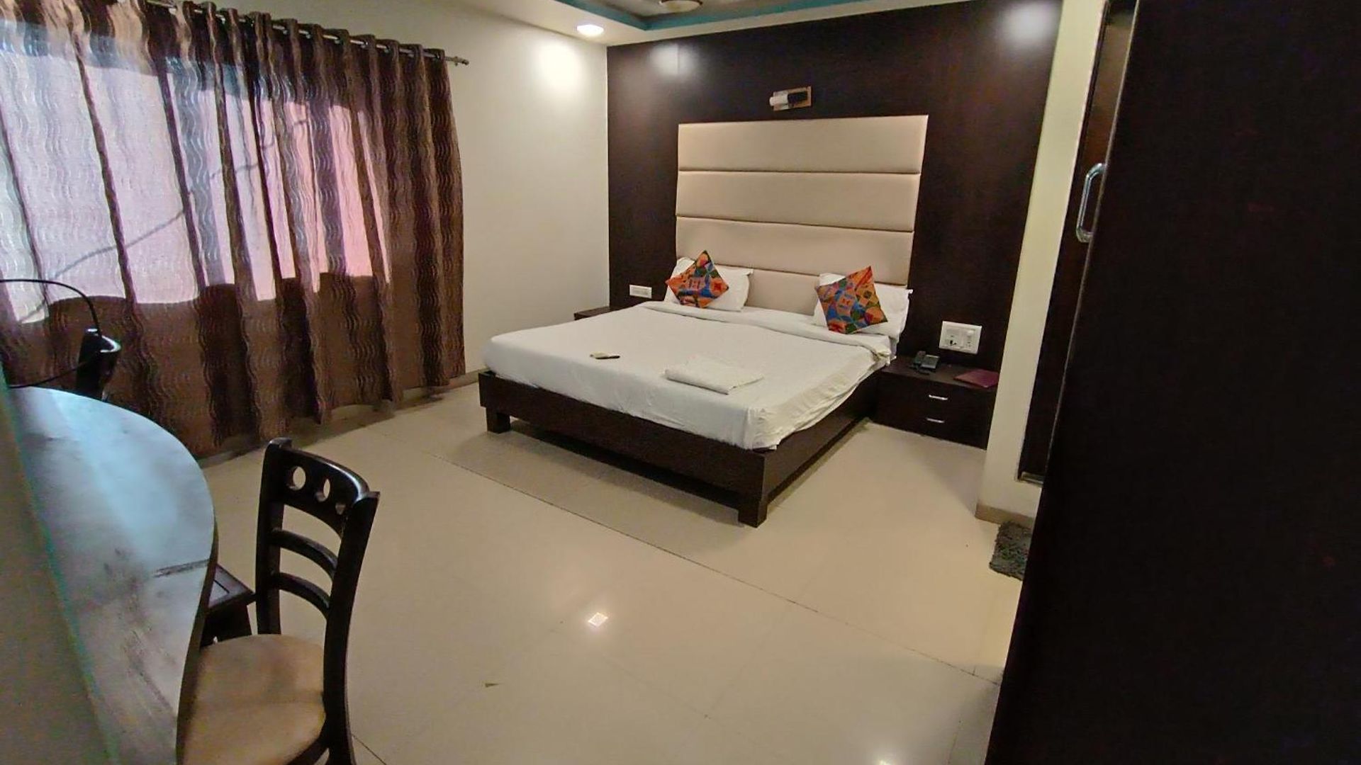 Crown Aadoree - Near Airport, Bkc Visa Consultant , Jio Convention Centre Hotel