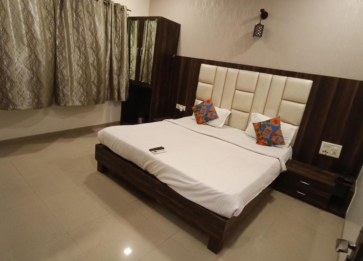 Hotel Crown Aadoree - Near Airport, Bkc Visa Consultant , Jio Convention Centre Mumbai