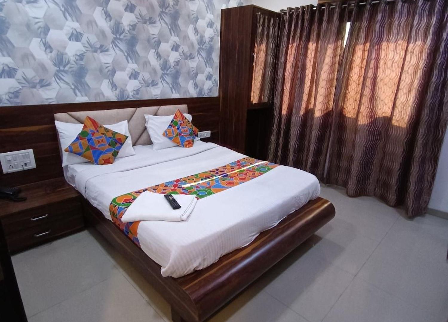 Hotel Crown Aadoree - Near Airport, Bkc Visa Consultant , Jio Convention Centre