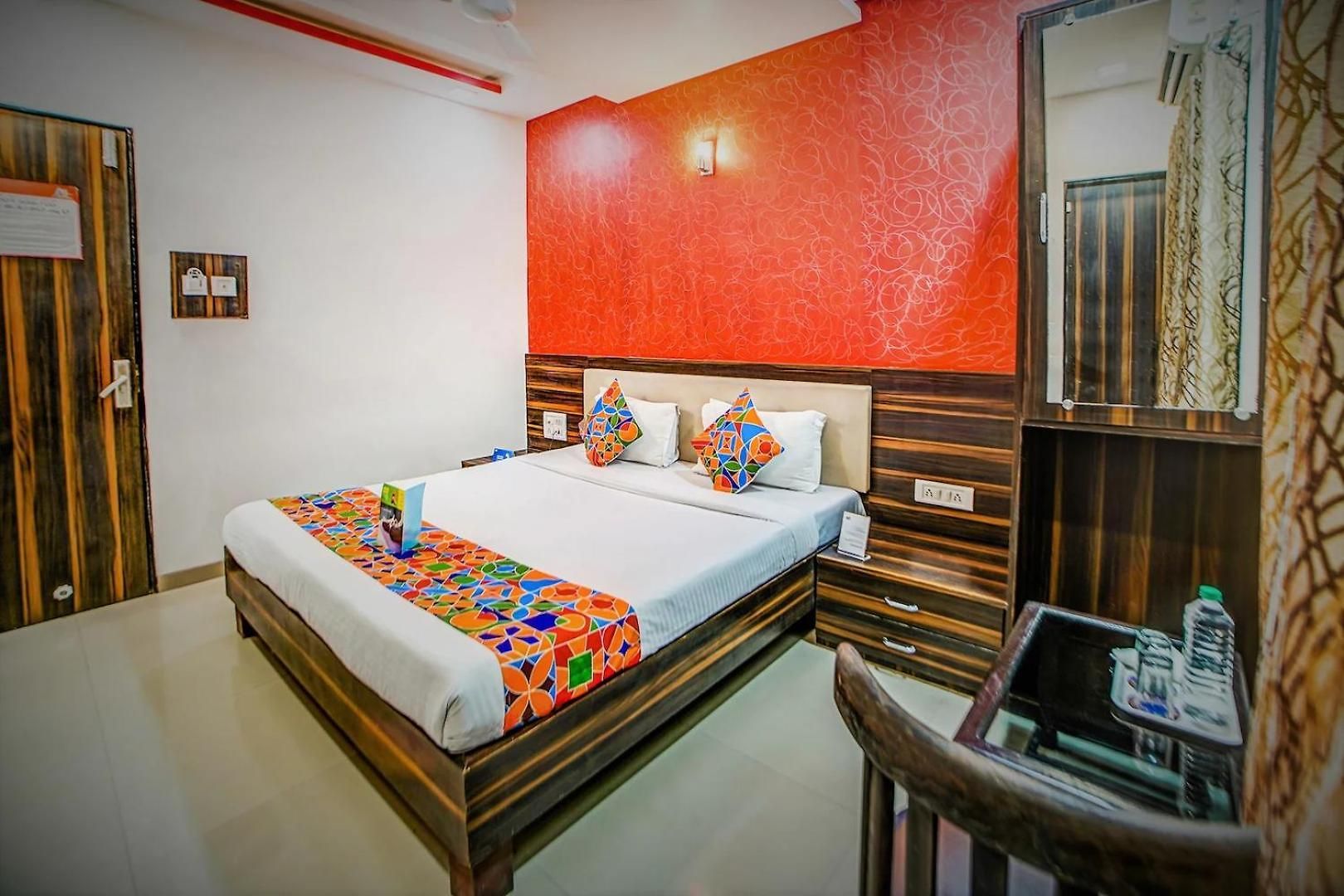 Crown Aadoree - Near Airport, Bkc Visa Consultant , Jio Convention Centre 3*