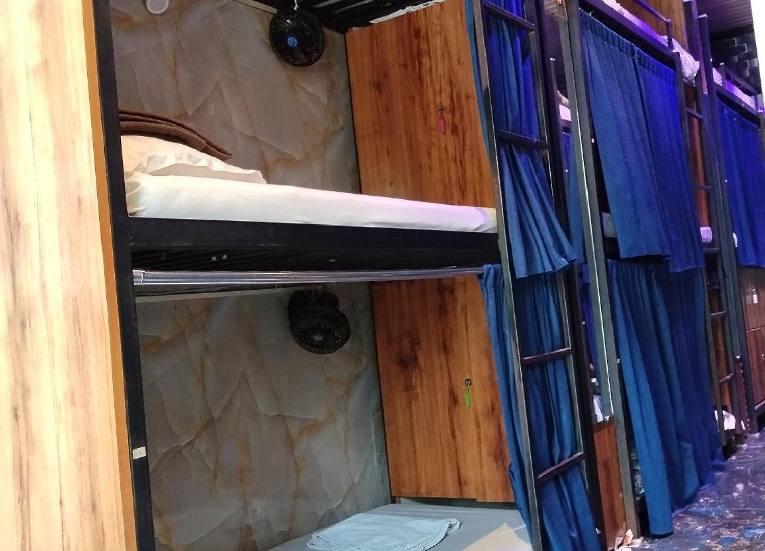 Bhumi Near Us Embassy Bkc Only Males Hostel Mumbai