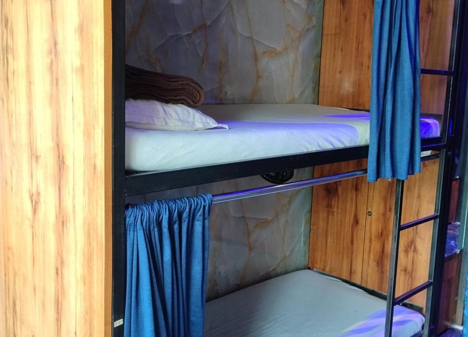 Bhumi Near Us Embassy Bkc Only Males Hostel Mumbai
