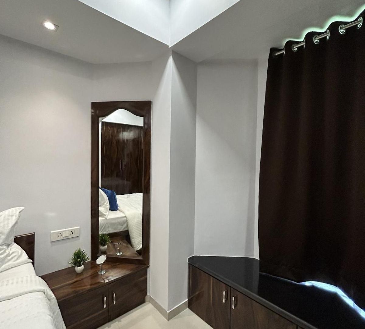 Raut No 1 1bhk Hiranandani Powai Mumbai